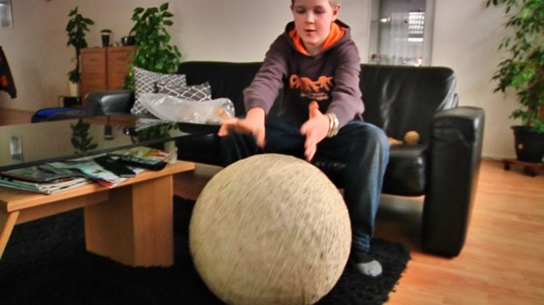 Percentage draadloos been Negenjarige Dennis maakt enorme elastiekbal - RTV Noord