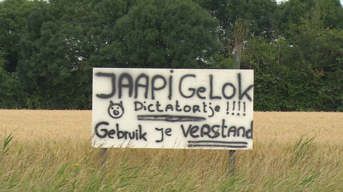 Protestbord tegen AZC in 's-Gravenpolder