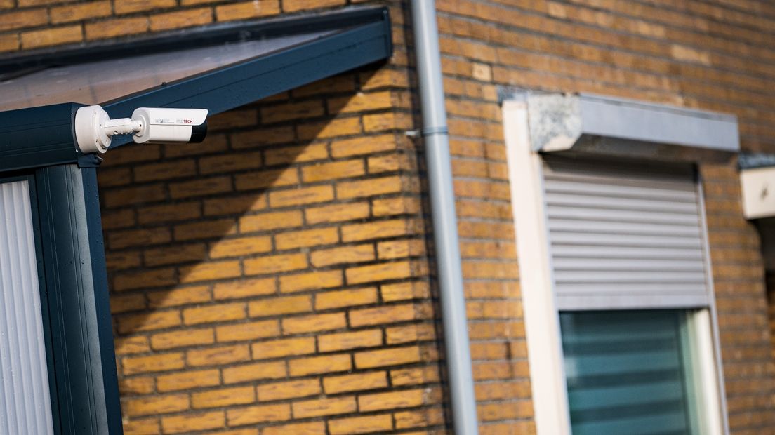 Een beveiligingscamera bij een woning