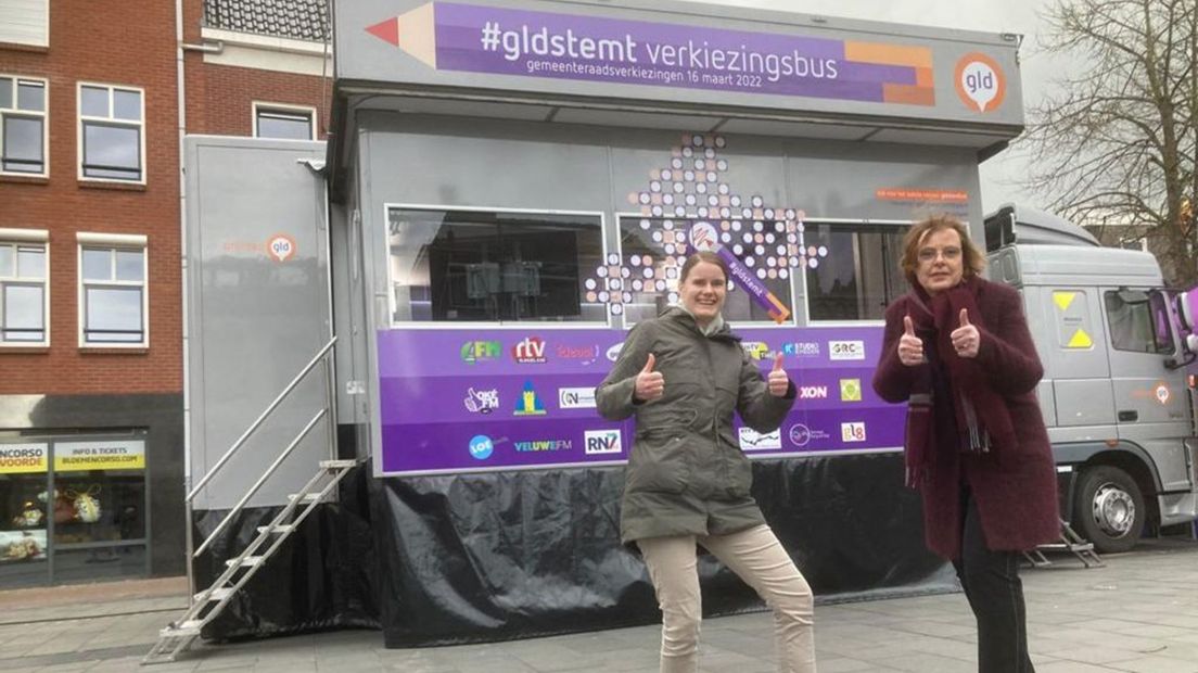 De verkiezingsbus op de Markt in Lichtenvoorde