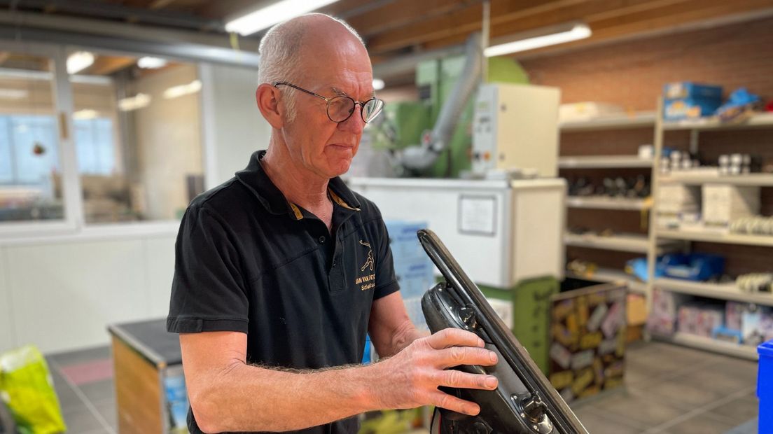 Bert van Haastrecht controleert een geslepen schaats