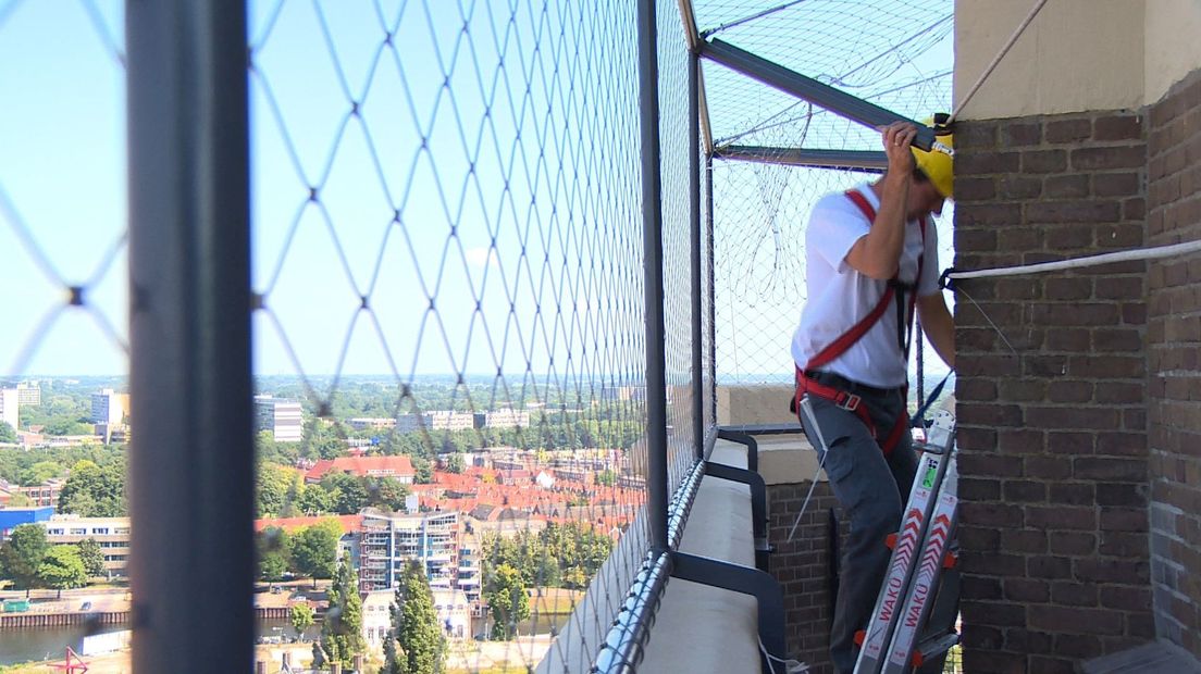 Vangnet tegen vallen geplaatst op de Zwolse Peperbus