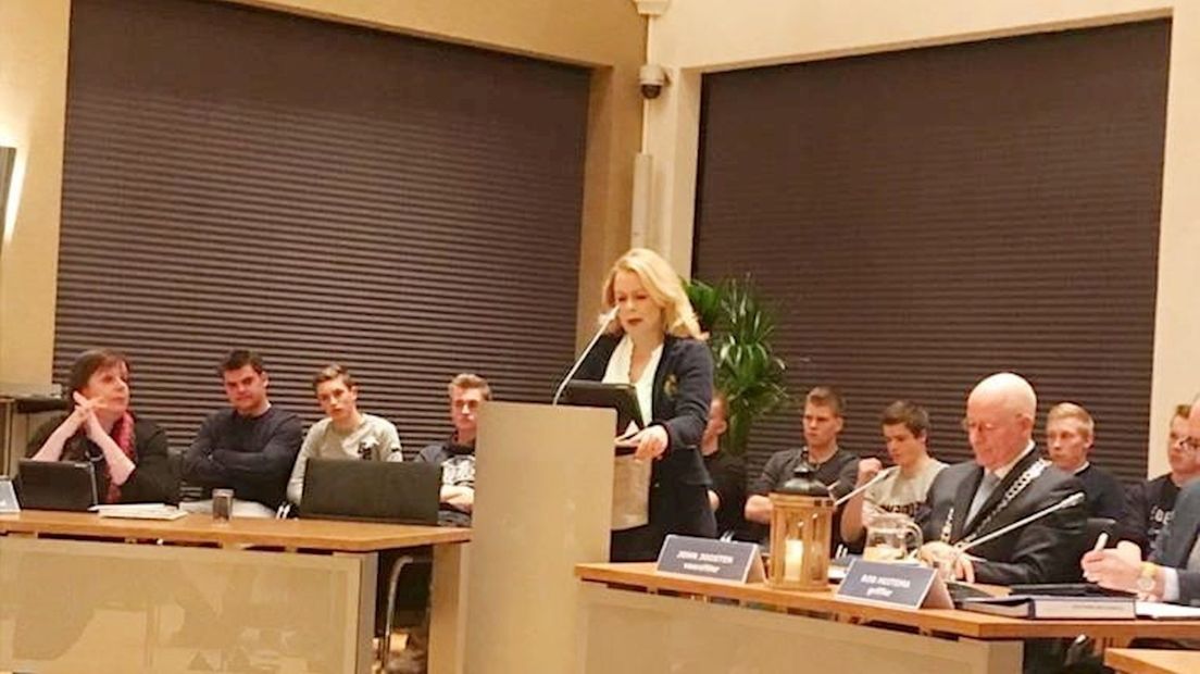 Denise Stadman spreekt de gemeenteraad van Dinkelland toe