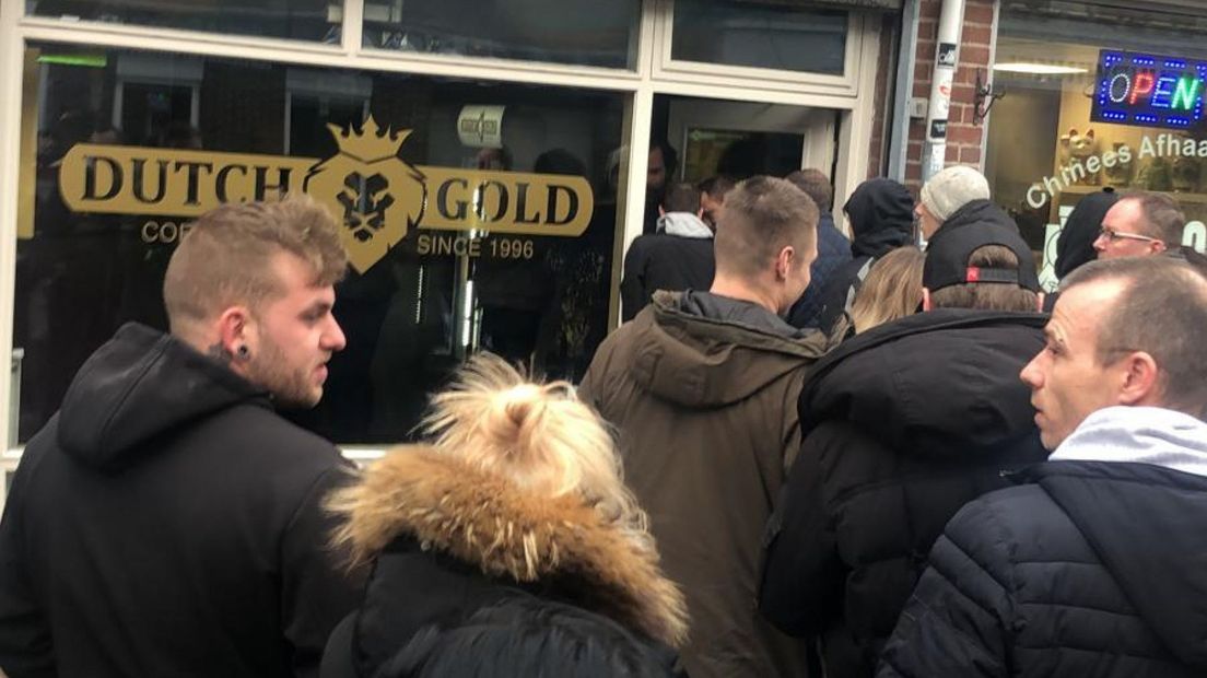 Drukte voor de coffeeshops in Alphen aan den Rijn