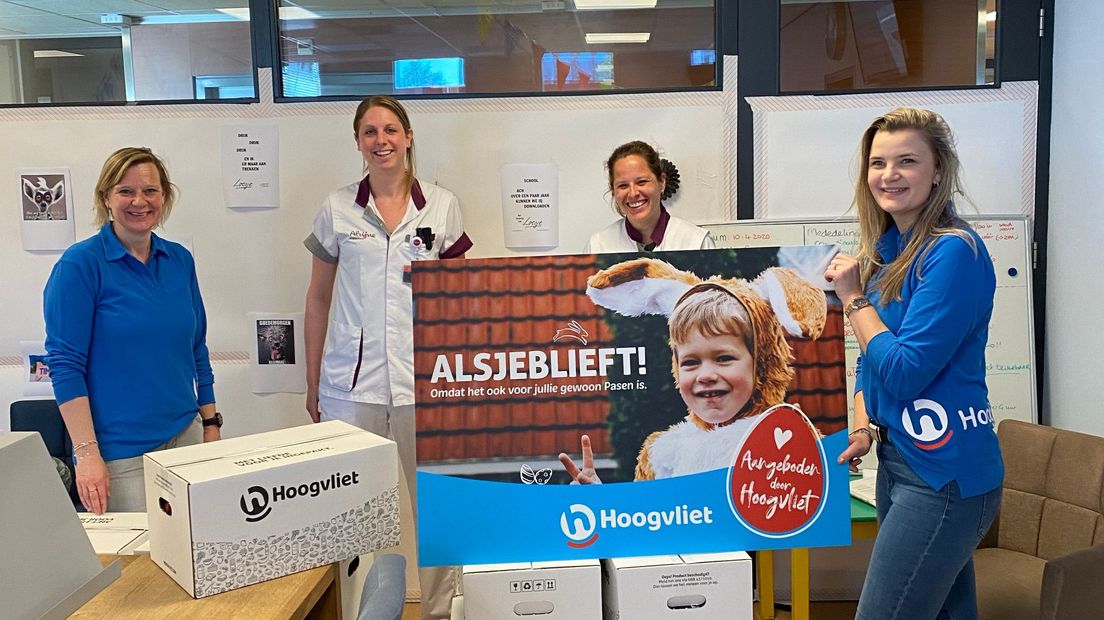 Medewerkers van het Alrijne Ziekenhuis ontvangen de pakketten van Hoogvliet.