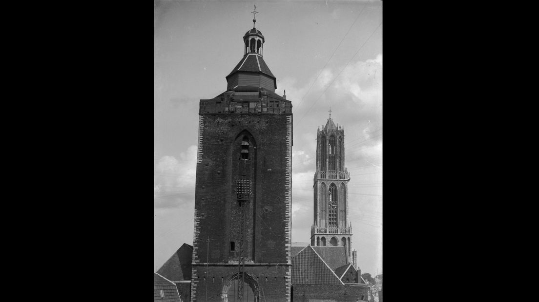 De Buurtoren en Domtoren in één beeld gevangen. Foto is genomen tussen 1930 en 1940.
