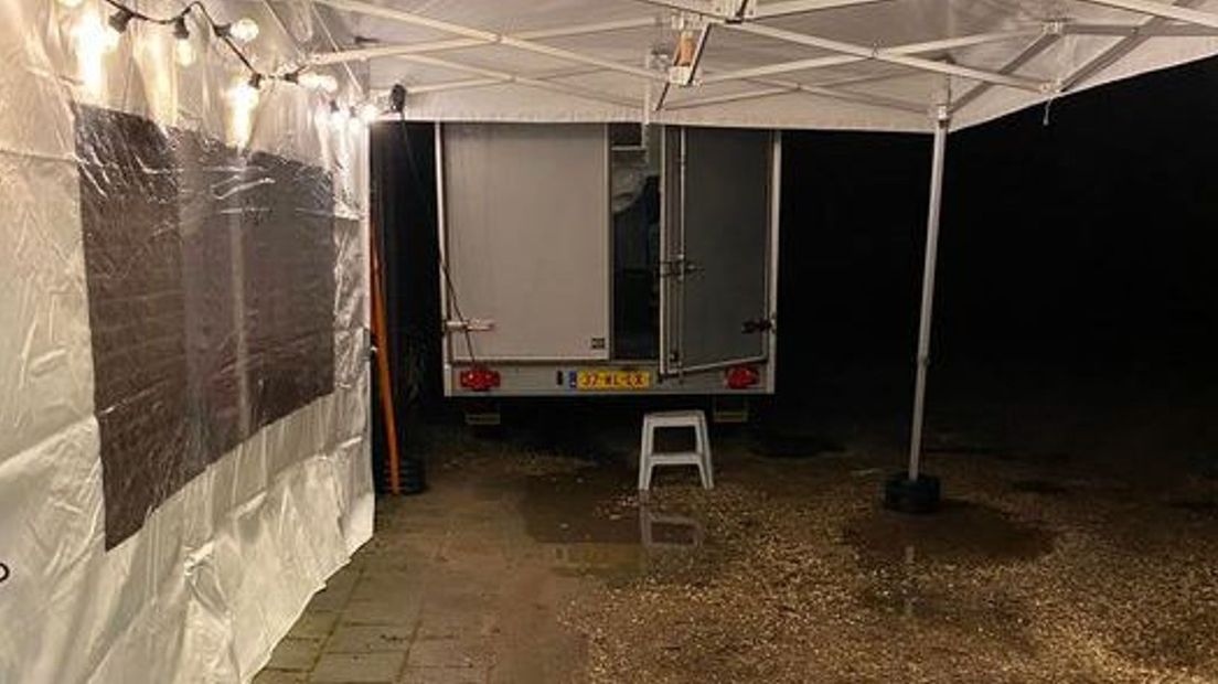 De opengebroken en leeggeroofde koelwagen