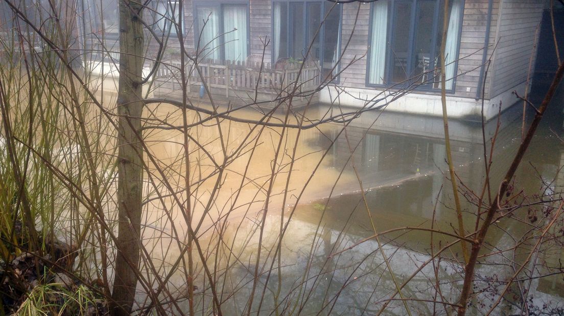 Water met een vuile kleur dinsdagmorgen in de Leidse Rijn.