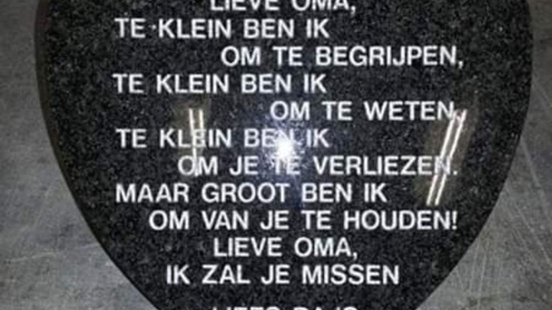 Richard Verbeek uit Beuningen heeft een beloning van 500 euro uitgeloofd voor de vinder van een stenen grafmonumentje. Dat is verdwenen van het graf van zijn moeder en was geplaatst door zijn zoontje.