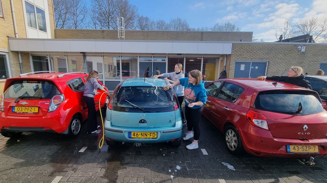 Soppen in de voorjaarszon: Zwolse studentes poetsen auto's voor Oekraïne