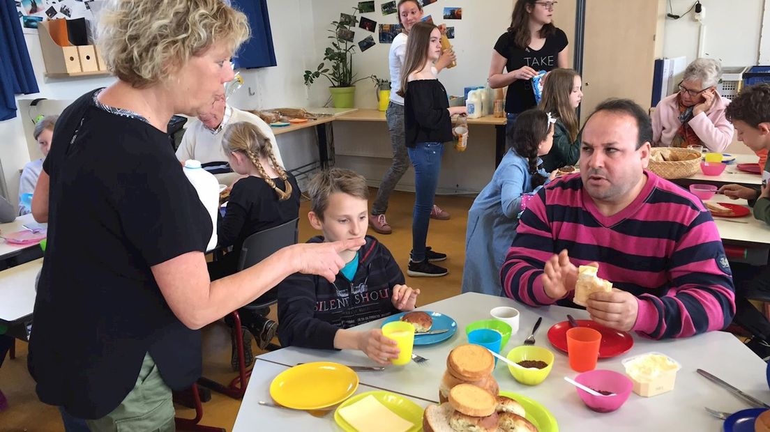 Lunchen en praten over vrijheid in Olst