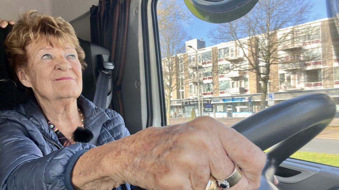 Fleur Wormgoor achter stuur van de lesvrachtwagen