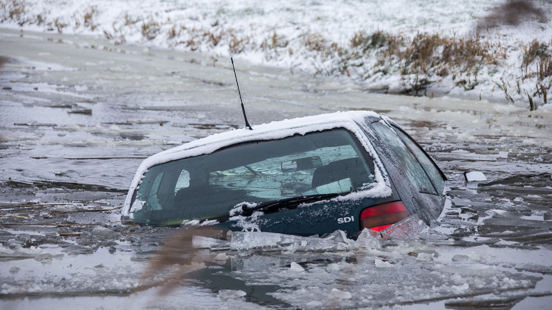 Auto te water in Kockengen.