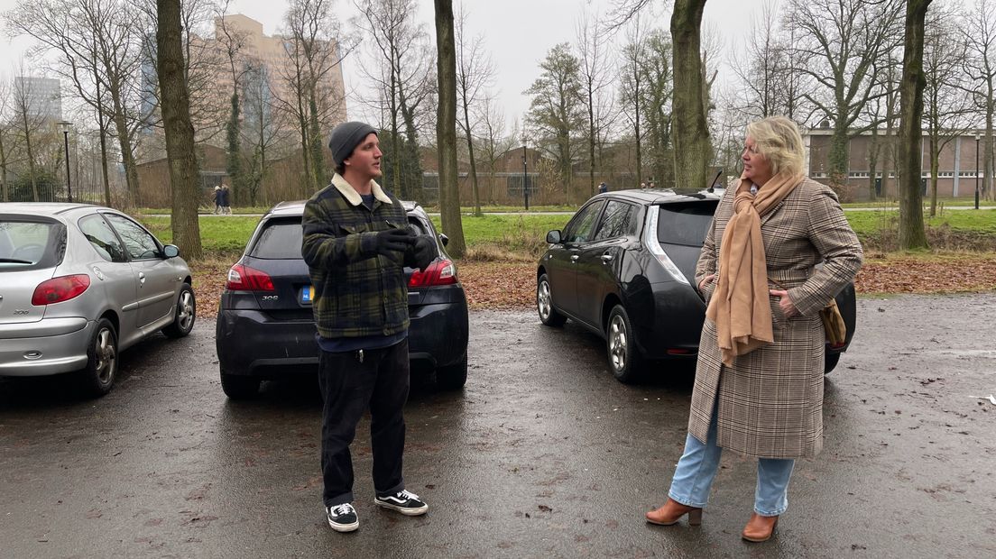 Bram Roenhorst (links) en wethouder Jongman praten met elkaar over de skatebaan