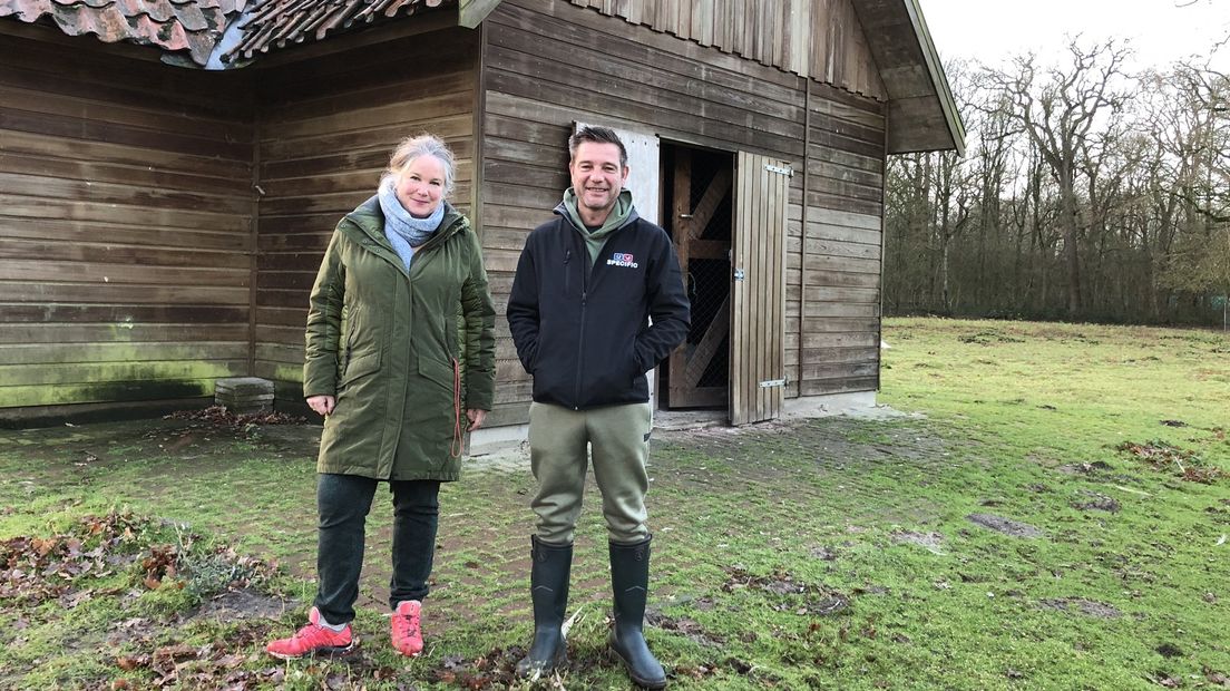 Dierenverzorger Mike van der Most en Fernande Riemens van Rotary Roden Leek