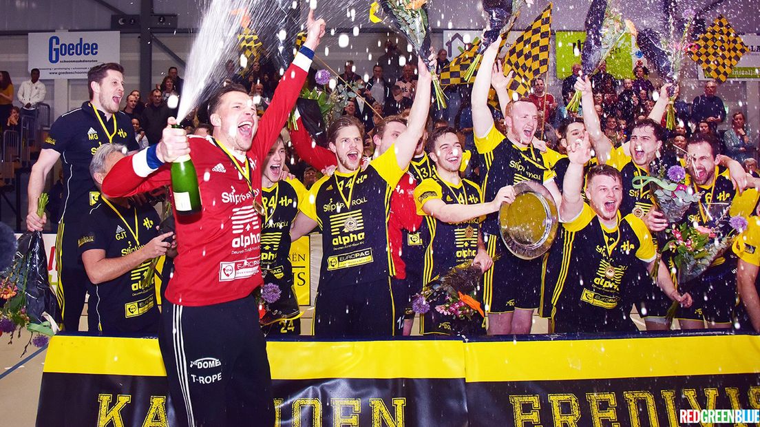 Houten viert de titel die de promotie betekende