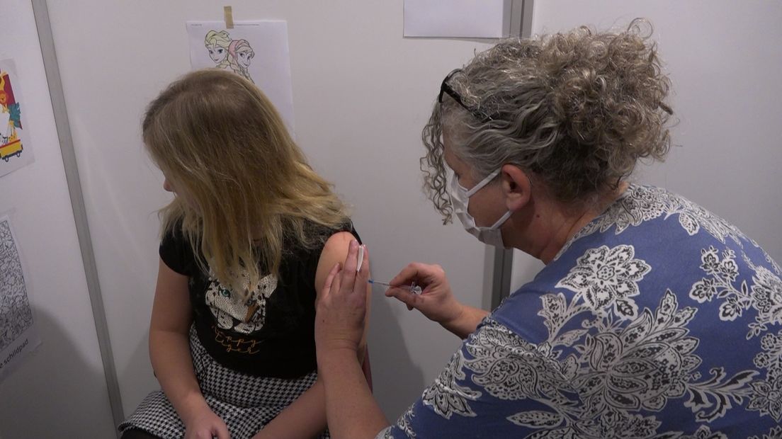 De 10-jarige Sarah Staal krijgt haar eerste vaccinatie