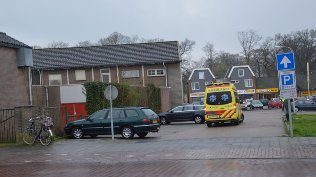 Ambulance neemt gewonde fietsster mee naar het ziekenhuis