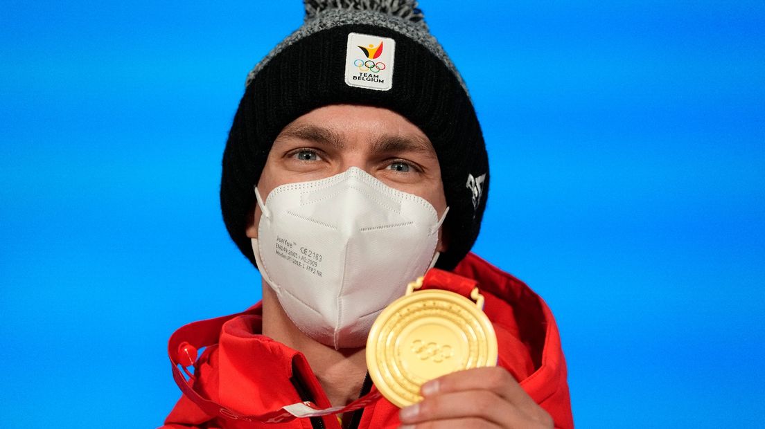 Bart Swings toont zijn gouden plak in Peking