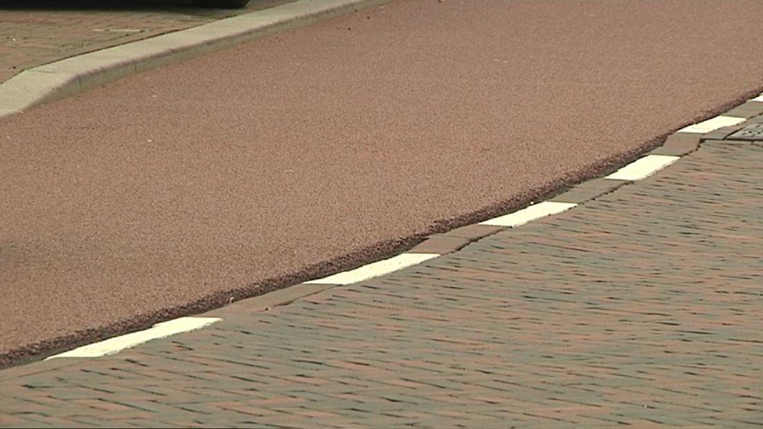 Door scheuren tussen de klinkers en het asfalt kunnen fietsers lelijk ten val komen