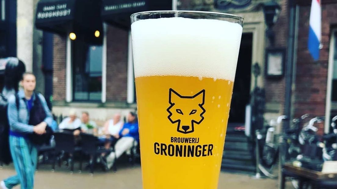 Een Gronings biertje dat wordt genuttigd op de Grote Markt