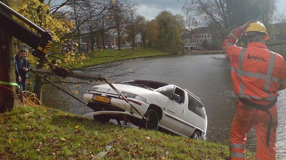 Auto in stadsgracht in Zwolle