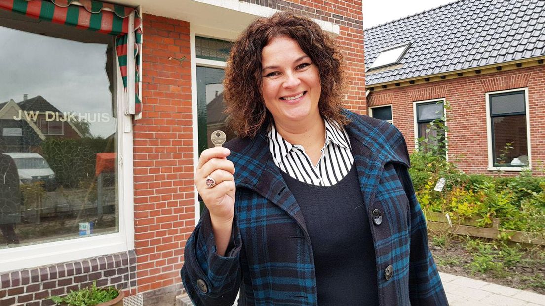 Hanneke van 't Slot met de sleutel van haar nieuwe woning
