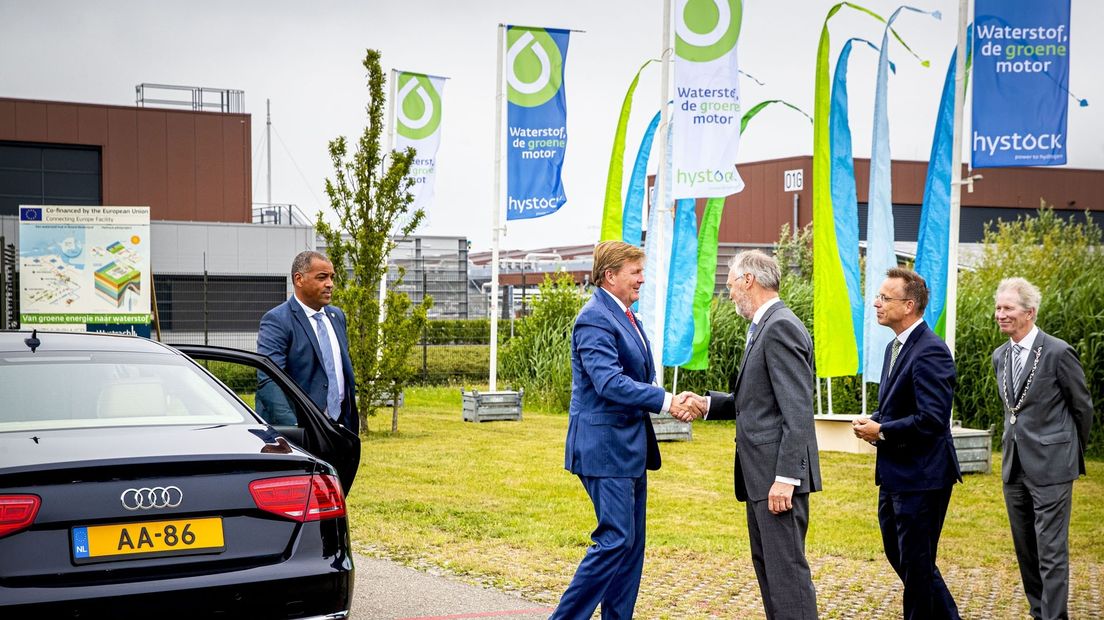 Koning Willem-Alexander komt aan bij Hystock in Veendam