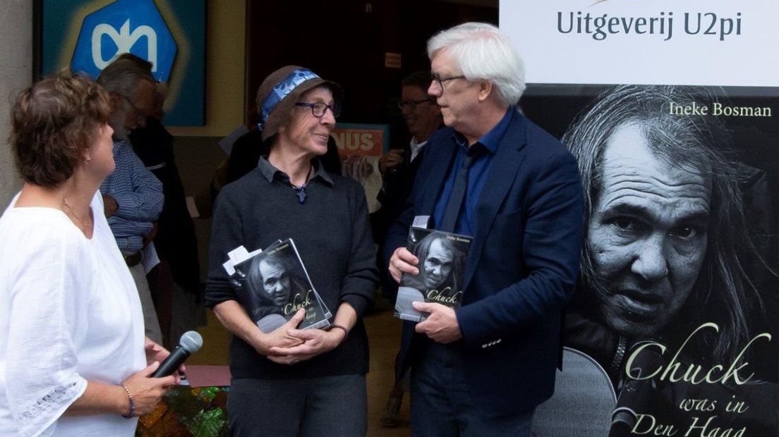 Het eerste exemplaar was voor wethouder Bert van Alphen
