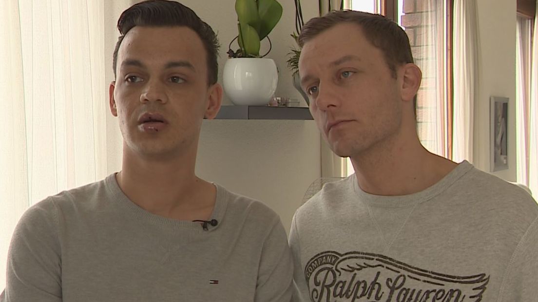 Een van de twee homo's die afgelopen weekend ernstig zijn mishandeld in Arnhem, heeft zelf de eerste klap uitgedeeld. Dat zegt Gerald Roethof, de advocaat van een van de verdachten in het tv-programma Pauw.