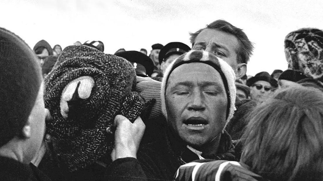 Reinier Paping wint Elfstedentocht van 1963