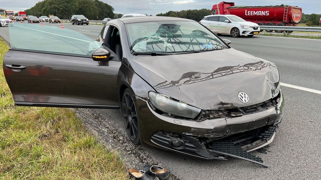 Bestuurder en bijrijder van auto raakten gewond