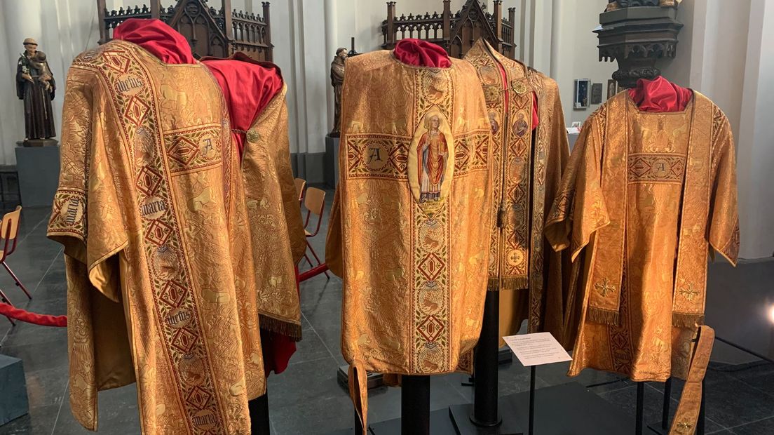 Een set van vijf liturgische gewaden