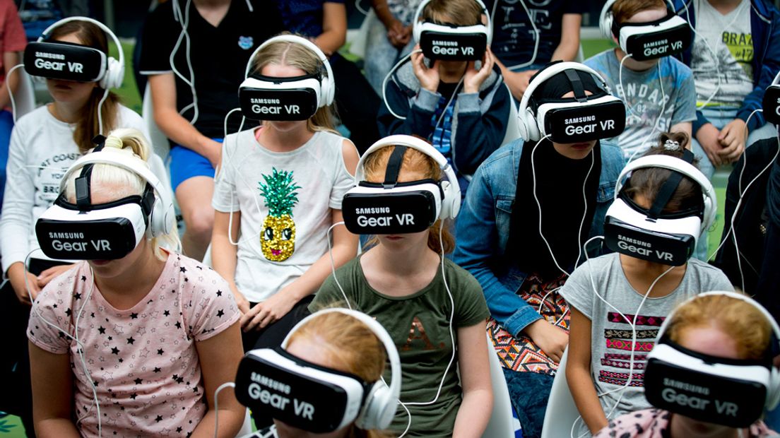 Kinderen kijken naar virtual reality.