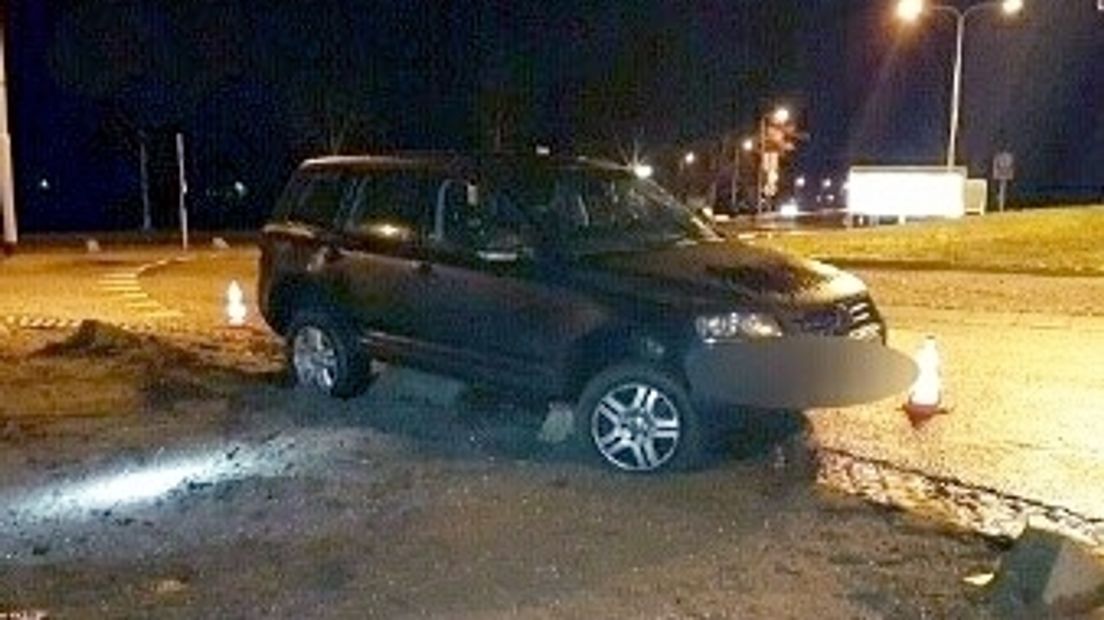 Dronken automobilist rijdt zich klem op betonblok