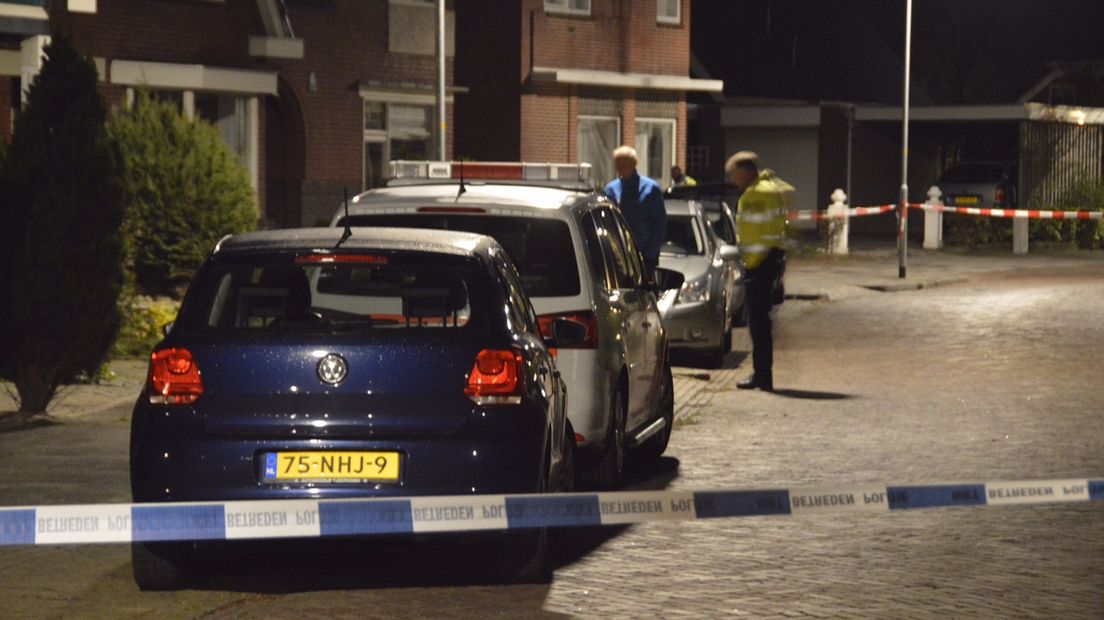 Politie aanwezig na de overval aan de Zuidwendingerweg, Nieuwe Pekela