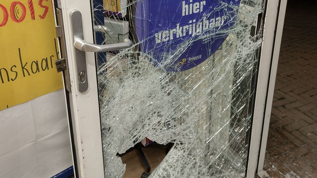 De vernielde deur van de Primera in Marum