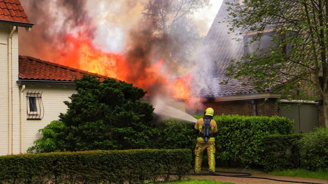 De schuurbrand is op twee woningen overgeslagen