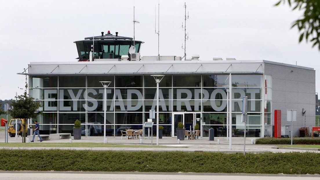 Minister probeert Lelystad Airport sneller te openen