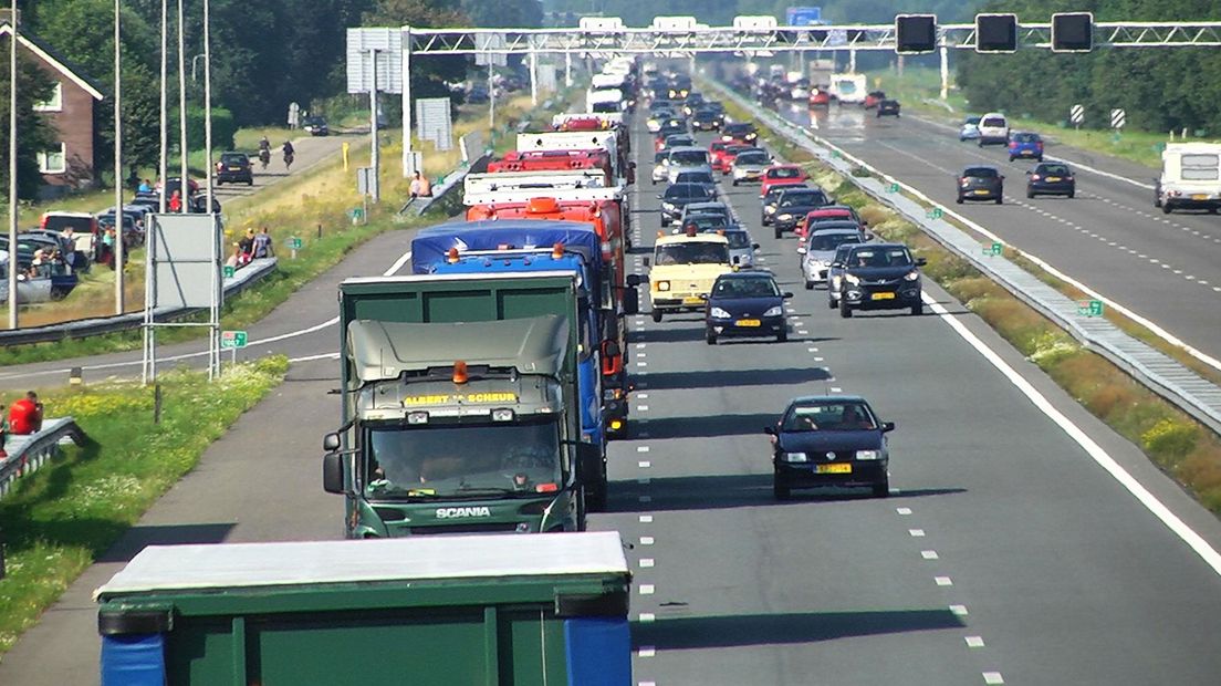 Uitzwaaien Truckstar langs de snelweg
