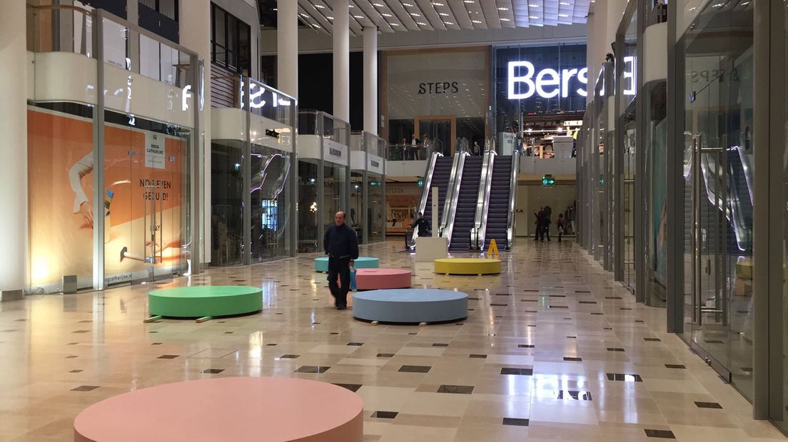 Het vernieuwde winkelcentrum oogt ruimer en rustiger.