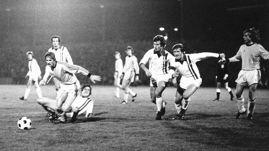 FC Twente-Brann Bergen 2-0, eerste wedstrijd tweede ronde EC II 1977. Frans Thijssen (l) probeert door te breken