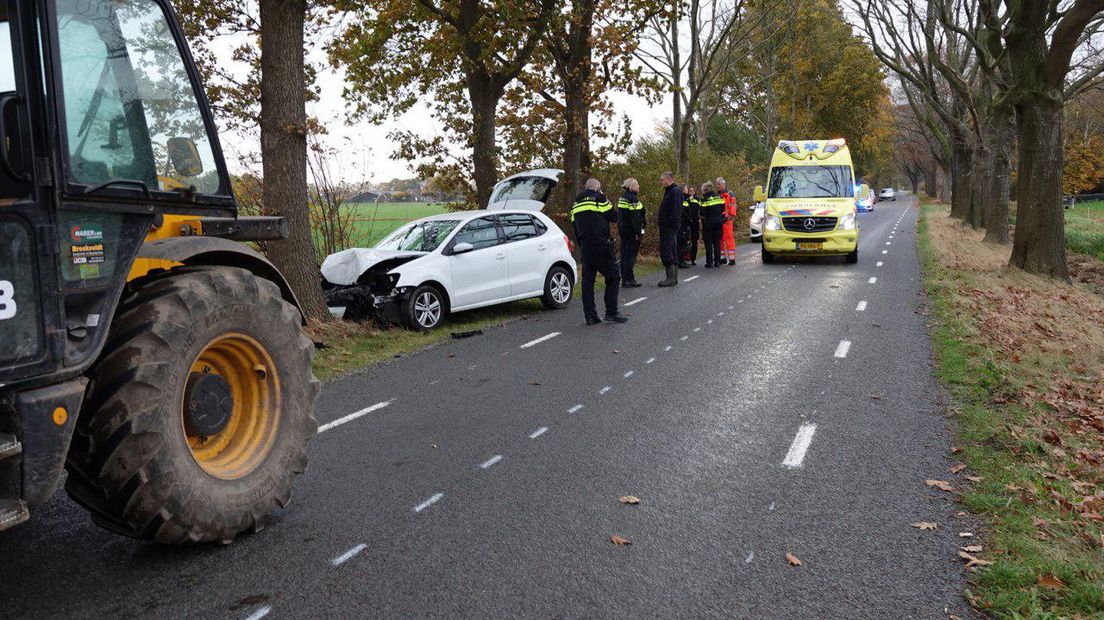 De automobilist botste tegen een boom (Rechten: Van Oost Media)