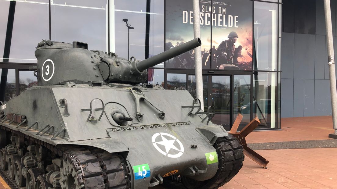 Sherman tank bij de ingang van bioscoop CineCity vanwege première oorlogsfilm Slag om de Schelde