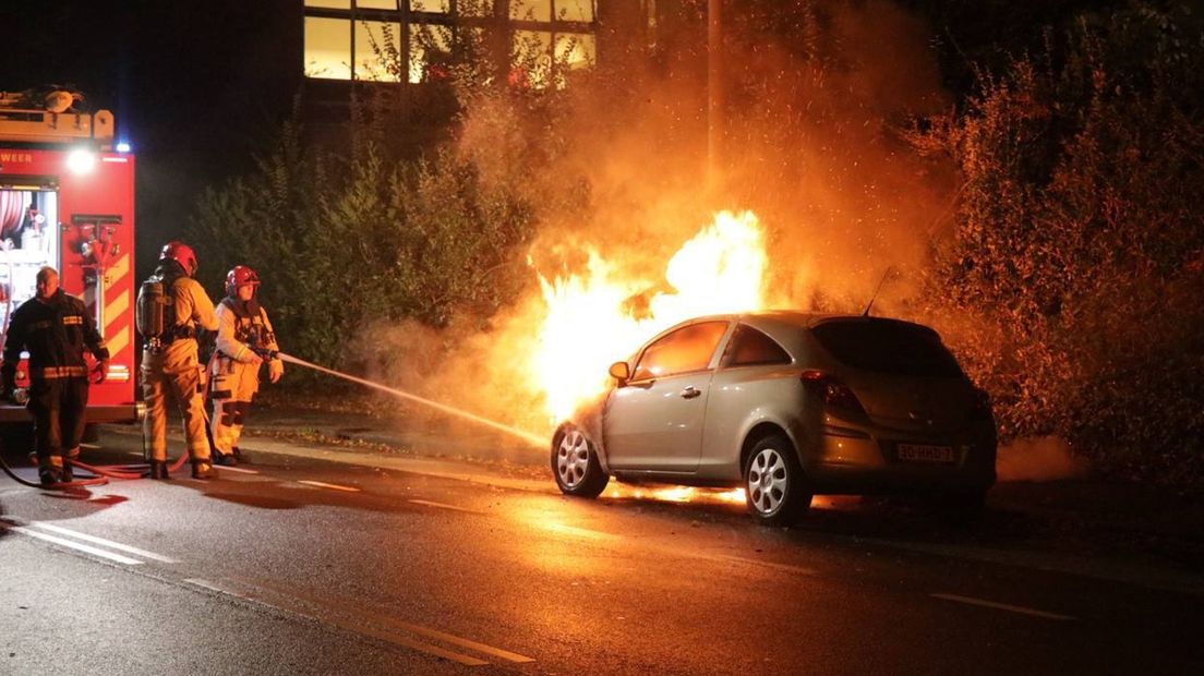 De brandweer blust de autobrand in Stad