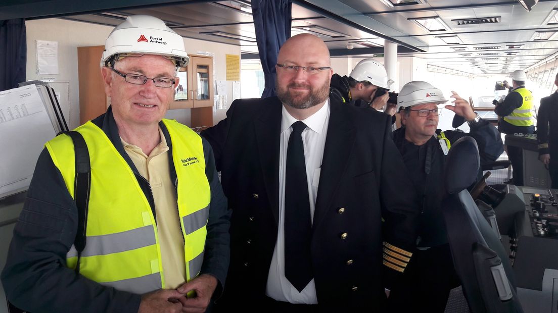 Adri van de Wege uit Terneuzen aan boord van de containerreus Madrid Maersk samen met kapitein Larsen