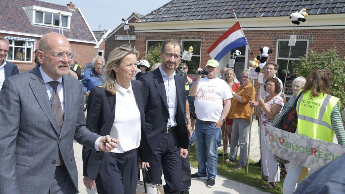 Kajsa Ollongren tussen burgemeester Hans Engels (l) en minister Eric Wiebes in Loppersum