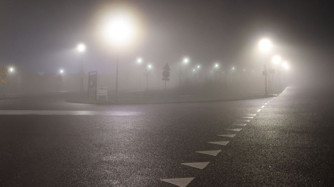 Het KNMI waarschuwt weggebruikers in het noorden en westen van het land voor dichte mist en lokale gladheid.