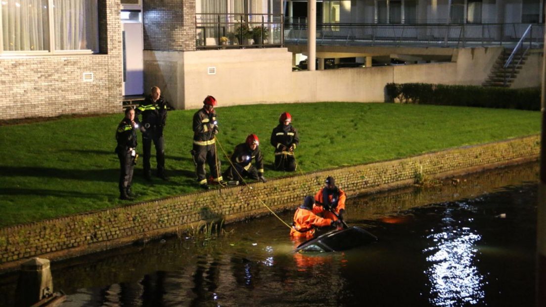 Duikers van de brandweer bij de auto te water in Veendam