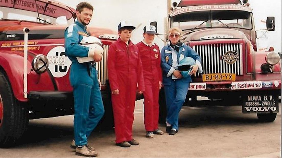 Ineke en echtgenoot Arie in 1985 voor de racetruck met Erwin en Gerbrand
